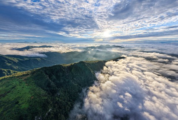 好股盛 巴东：雨后小神农架，雾锁山峦景如画